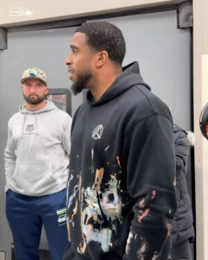 Bobby Wagner Instagram - Bobby Wagner: linebacker, Man of the Year nominee, and Secret Santa. 🎁