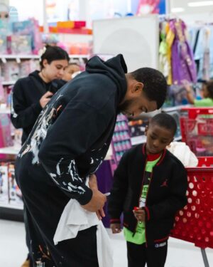 Bobby Wagner Instagram - Bobby Wagner: linebacker, Man of the Year nominee, and Secret Santa. 🎁