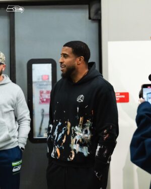Bobby Wagner Instagram - Bobby Wagner: linebacker, Man of the Year nominee, and Secret Santa. 🎁