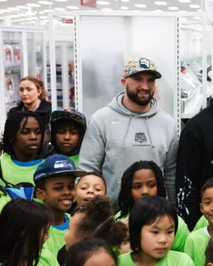 Bobby Wagner Instagram - Bobby Wagner: linebacker, Man of the Year nominee, and Secret Santa. 🎁