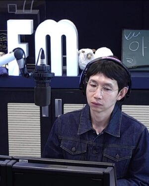 Bong Tae-gyu Instagram - 촬영을 하고 있습니다. 좋은 작품을 보여드릴 수 있을 거 같아 많이 설렙니다:) 출근하듯이 SBS 라디오 107.7 ‘아름다운 이 아침 봉태규입니다’ 줄여서 ‘아침봉’ DJ도 행복하게 하고 있고요. 틈틈이 데이트도 하고 있습니다. 생각보다 바쁘게 지내고 있군요… #고당도 #아름다운이아침봉태규입니다 #아침봉 #봉그레