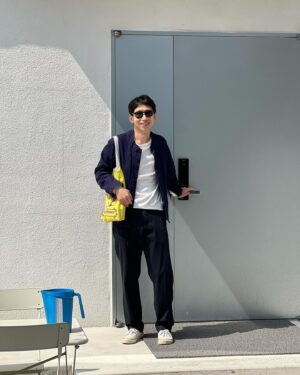 Bong Tae-gyu Instagram - 이렇게 나와서 마당에 있는 나무와 이끼에 물을 주고, 휴… 점심 먹으러.. 🫠🌱😮‍💨
