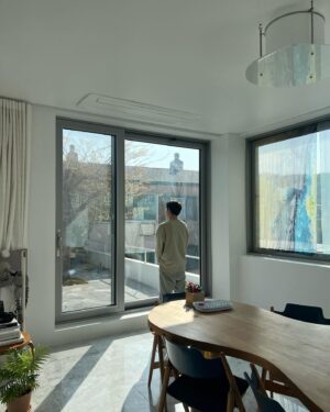Bong Tae-gyu Instagram - 요즘 라디오 ‘아침봉(아름다운 이 아침 봉태규입니다)‘ 으로 시작해서 중간에 육아를 지나 연기로 마무리하고 있음.. #봉그레 #아침봉 #고당도