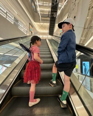 Bong Tae-gyu Instagram - 요정이 되어 미사키 상의 전시를 보고, 마무리로 아이들이 격하게 배웅을 해주었다. 또 봐요~~ 👋🏻🙌🏼🩶
