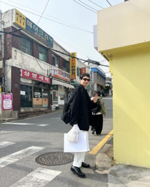 Bong Tae-gyu Instagram - 새 옷을 입고 룰루랄라 ‘아름다운 이 아침 봉태규입니다’ 로 출근을 했던 날😆