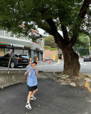 Bong Tae-gyu Instagram - 훌쩍 자라버린 아이들.. 그래서인지 단체사진을 찍기가 참으로 쉽지 않다.. 소파에 앉아 본인이 찍힌 작품을 감상하는 것보다는 뻥튀기가 더 좋은 본비.. 작품 앞에서 사진 찍히는 것이 부끄럽다는 하시시박 작가님. 기쁨이 넘치는 주말이었다:)

참고로 하시시박 작가님 전시 라니서울(@raneeseoul )에서 7월 31일 까지 합니다😎