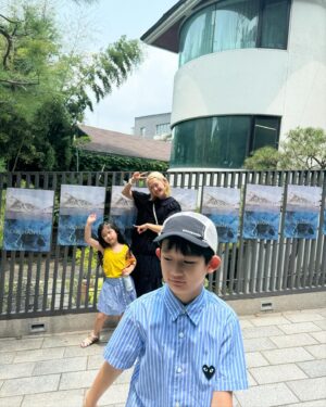 Bong Tae-gyu Instagram - 훌쩍 자라버린 아이들.. 그래서인지 단체사진을 찍기가 참으로 쉽지 않다.. 소파에 앉아 본인이 찍힌 작품을 감상하는 것보다는 뻥튀기가 더 좋은 본비.. 작품 앞에서 사진 찍히는 것이 부끄럽다는 하시시박 작가님. 기쁨이 넘치는 주말이었다:)

참고로 하시시박 작가님 전시 라니서울(@raneeseoul )에서 7월 31일 까지 합니다😎