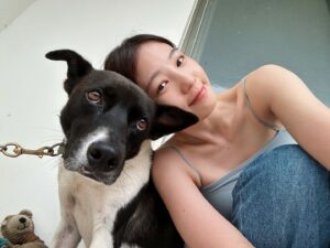 Bonnie Wang Instagram - 小時候誰不貪玩，有時候一群小朋友只是覺得好玩，但玩著玩著，有人就哭了、受傷了，然後才會知道，原來有人覺得不好玩的事情就不是真的好玩，是欺負、是自私。
.
但也有一種很後知後覺的孩子，以為讓別人開心的話就是一種好玩，直到突然某一天莫名哭泣，才驚覺，這一切都不對。
.
但願我沒有在有意識或無意識帶給他人這樣的傷害，如果你也曾有這樣的經驗，我想給你一個抱抱🫂。

-
🐶關於：
牠從小就沒了父母，被丟棄在野嶺，患有嚴重pdst，見人不見人都在發抖，經常處在恐懼之中，現在能這樣主動靠在我身邊，我覺得很勇敢，很替牠開心。