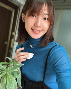Bonnie Wang Instagram - 恭喜您『茶葉感官品評初級』考試合格✌🏻
-

考試不難，好茶的製作卻不簡單，
堅持按土地最好的方式栽種，很難。

其實我泡茶也是隨興而至，
有得好茶便心懷感恩，
因為某種程度上也是懶人，
上課考試僅是為了迅速瞭解台灣特色茶，
學東西不是為了跟誰交代，
世界很大，真的還有好多想學的事情，
好奇心和探索欲會帶我尋找生活的樂趣。

#品茶 #茶藝 #茶葉感官品評 #合格證書 #感恩倍至