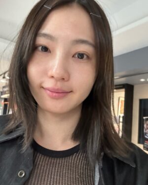 Bonnie Wang Instagram - 我現在很信任 @han____ru 
每一次染髮的選色都沒有在色卡上
都是直接請Ula依據我原本的髮況
和期望的方向去調配
所以每一次都是「專屬特調」啦😎
你們覺得這次的大地色系像什麼呢？
印尼曼特寧？苦巧克力棕？