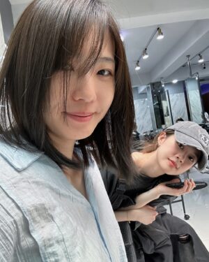 Bonnie Wang Instagram - 我現在很信任 @han____ru 
每一次染髮的選色都沒有在色卡上
都是直接請Ula依據我原本的髮況
和期望的方向去調配
所以每一次都是「專屬特調」啦😎
你們覺得這次的大地色系像什麼呢？
印尼曼特寧？苦巧克力棕？