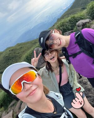 Bonnie Wang Instagram - 請問這樣的女力打幾分～～？

仙女姊姊說這是一座爬過就會愛上的山
路線難易適中且視野遼闊
流汗之後全身都好舒服
感謝大自然淨化了我

漂亮姊姊們要求放上最後一張
因為她們說要鼓勵大家多運動
希望追蹤我們的每一個人
都可以健健康康的 
開心每一天✌🏻

#仙女姊姊帶我飛
#你今天運動了沒
#七星山 #climbing