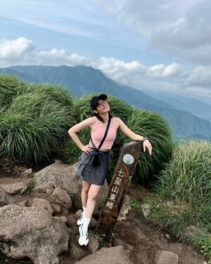 Bonnie Wang Instagram - 請問這樣的女力打幾分～～？

仙女姊姊說這是一座爬過就會愛上的山
路線難易適中且視野遼闊
流汗之後全身都好舒服
感謝大自然淨化了我

漂亮姊姊們要求放上最後一張
因為她們說要鼓勵大家多運動
希望追蹤我們的每一個人
都可以健健康康的 
開心每一天✌🏻

#仙女姊姊帶我飛
#你今天運動了沒
#七星山 #climbing