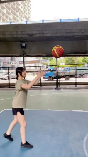 Bonnie Wang Instagram - 🏀投進才可以回家～🤪

#basketball