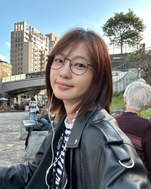 Bonnie Wang Instagram - ☑️練習講台語

一個人喃喃自語，忽然被後面奶奶叫住：「妹妹，妳台語不算很會講對不對？」我尷尬的點點頭😅，然後奶奶接著說：「但是妳講起來真好聽（高音）～」，OS：原來都被奶奶聽見了🫣，害我立馬害羞了起來，繼續練習🫠⋯⋯

可愛的奶奶還說我可愛，仗著奶奶給我當靠山，不修圖了😆。

其實奶奶最可愛，我要立志當可愛的老人😘。