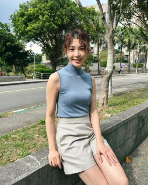 Bonnie Wang Instagram - 放飯時間曬個太陽
開始要變涼

🧥 @ratherstores
