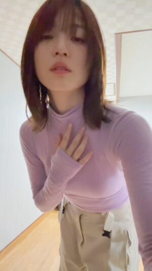 Bonnie Wang Instagram - 一個內向人
怕吵 需要獨處 
每次社交都會讓我漏電
兼3C白痴什麼社交軟件都很晚才跟上
平時我喜歡分享 
但不喜歡放私生活解釋自己在幹嘛

我覺得並不是這個年代才注重流量
或許是我們有了更多的平台
更自由的選擇想被看見的方式
多數人的渴望裡也藏有多數人的迷惘
關機有益身心健康

對一個網路白痴來講要更新貼文
大概是連滾帶爬的狼狽
選擇去做才能明白每個人的辛苦和不易
非常感謝每一個閱讀我圖文的你們
社群媒體看到的不會是一個人的全部
不要神話與崇拜
每個人都是在用自己的方式
努力地生活著

我只是一個小傻瓜
用這樣的節奏
慢慢地 
希望你們能感覺
我的溫度
也謝謝你們給予我的光