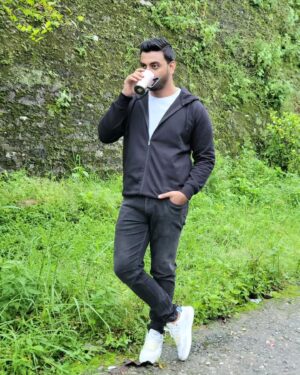 Bonny Sengupta Instagram - Tum mujhe coffee do main tumhe poses dunga 😜😁☕️☕️

#love #for #coffee #hills #throwback #kalimpong #poser 😝