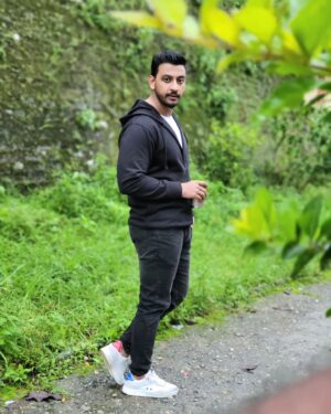 Bonny Sengupta Instagram - Tum mujhe coffee do main tumhe poses dunga 😜😁☕️☕️

#love #for #coffee #hills #throwback #kalimpong #poser 😝