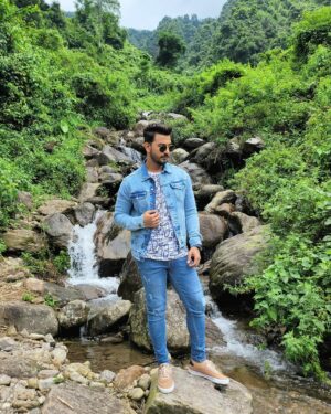 Bonny Sengupta Instagram - Swipe left for more 😉

#poses #back #to #back #mountains #love #chill #waterfall #blue #sky