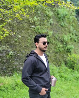 Bonny Sengupta Instagram - Tum mujhe coffee do main tumhe poses dunga 😜😁☕️☕️

#love #for #coffee #hills #throwback #kalimpong #poser 😝