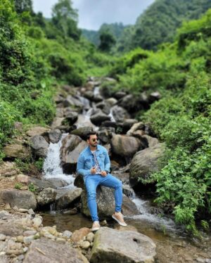 Bonny Sengupta Instagram - Swipe left for more 😉

#poses #back #to #back #mountains #love #chill #waterfall #blue #sky