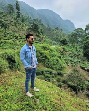 Bonny Sengupta Instagram - Swipe left for more 😉

#poses #back #to #back #mountains #love #chill #waterfall #blue #sky