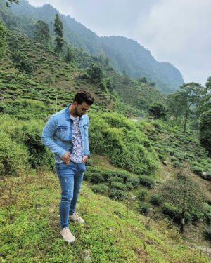 Bonny Sengupta Instagram - Swipe left for more 😉

#poses #back #to #back #mountains #love #chill #waterfall #blue #sky