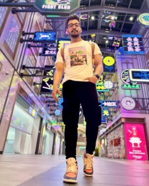 Bonny Sengupta Instagram - Just flaunting my Jordan’s 😂👟👟😍

#love #for #shoes #travel #photoshoot #dubai🇦🇪 #mall #amazing #place #to #be