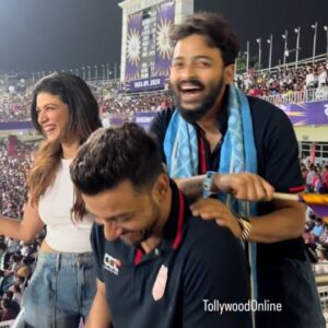 Bonny Sengupta Instagram - KKR এর রুদ্ধশাস জয়ের পর ইডেনে @i_sauravdas , @bonysengupta @sauraseni1 ও @satadeep_saha এর celebration 👏✌️#kkr #win #ipl