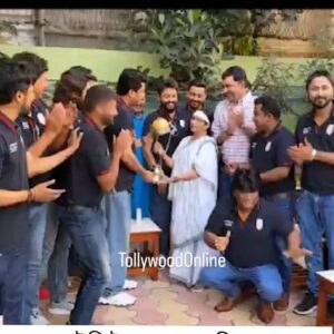 Bonny Sengupta Instagram - ট্রফিটা তোমার বাড়িতে রাখবো...মুখ্যমন্ত্রী মমতা বন্দ্যোপাধ্যায়ের কাছে #CCL ট্রফি নিয়ে আবদার যীশু ও #bengalTigers টিমের...
#mamatabanarjee #cm