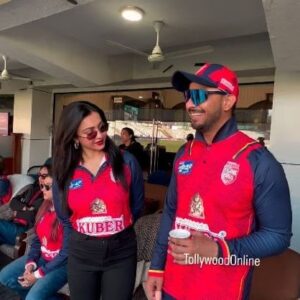 Bonny Sengupta Instagram - Our favourite jodi @bonysengupta @myself_koushani in happy mood after @bengaltigersteam went to SEMI FINALS for the first time...All the best to team 😀 
#BoKo 

Video courtesy @darshanabanik ❤️