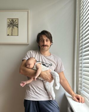 Bora Akkaş Instagram - Zaman çok hızlı geçiyo ciğerimin köşesi şu anda büyüdüğü için şu şekil kolumda uyuyamıyo🫠