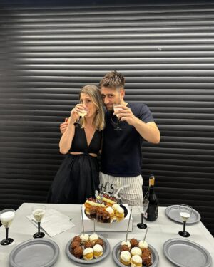 Bora Akkaş Instagram - Harika Şeyler Listesi ! Dün akşam bi sezon daha bitirdik. Oyunu izleyen, parçası olan herkese çoook çok teşekkür ederim. Oyunumu çok seviyorum. Fırsat bulup izleyemeyen herkesi önümüzdeki sezon bekliyorum. 🤍😘 not: bu ilk fotoğrafa bayılıyorum Suzi kulisime geldi. 🫠