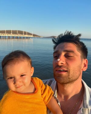 Bora Akkaş Instagram - Obi’ye deniz kabuğu toplama işini Suzi’ye devrettim. 🐚♥️