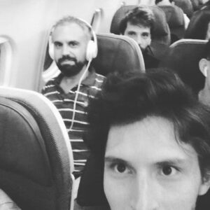 Bora Cengiz Instagram - Moskova’dan İstanbula uçarken aramızda oturma hatası yapan ve sık sık boynunu kırma tehlikesi geçirmesine karşın uyanmak bilmeyen uzak doğulu kardeşimizle spontane yakaladığımız senkron. @ercanmeral @kaanurgancioglu @mirguncabas