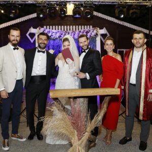 Bora Cengiz Instagram - Yakın arkadaşım evlendi, sağdıçlık ve şahitlik vazifemi yerine getirdim🫶🏻 

📸 @hakanakmanwedding 
  @hakanakman._