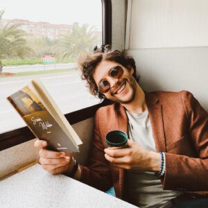 Bora Cengiz Instagram - Set araları karavana koşup 1-2 bölüm okuyorum, çok heyecanlı gidiyor @seninmeliha 😎 Ayrıca bu şahane fotoğraflar için teşekkürler @dilandeniz 🖤