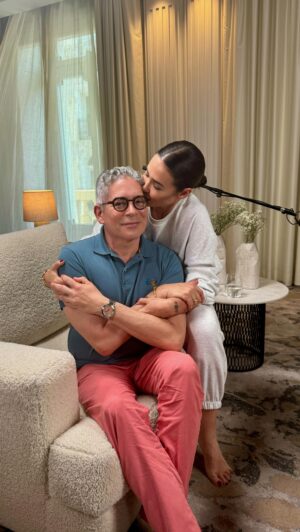 Boris Izaguirre Instagram - Esta semana en “A solas con” podréis disfrutar de las increibles confesiones que me ha hecho @borisizaguirre 🤎😜

Os prometo que después de 25 años de amistad  pensé que lo conocía casi todo de él pero estaba muy equivocada🙈
Definitivamente van a conocer a un nuevo Boris. 
Gracias amigo mío por dejarme entrar en ese mundo que guardabas para ti… gracias por tanta sinceridad y por tantas lecciones de vida. 
Te quiero desde siempre y para siempre. Pero este Boris que me has enseñado me gusta un más 🙌🏻
A partir de mañana a las 8 am podréis disfrutar de este episodio nuevo de #asolascon !!! Podéis verlo en @podiumpodcast y en  @youtube . 
Y para escucharlo  en @spotifyspain y @amazonmusices 
 
@fsmadrid gracias una semana más por formar parte de todo esto.
