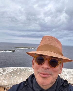 Boris Izaguirre Instagram - @far_cavalleria Menorca forever y la arena roja de su playa! @danielabosedaniela @tbc_interiorismo @rubennog Love, boris
