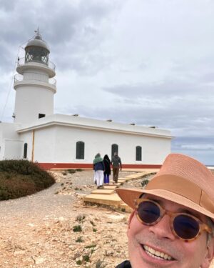 Boris Izaguirre Instagram - @far_cavalleria Menorca forever y la arena roja de su playa! @danielabosedaniela @tbc_interiorismo @rubennog Love, boris