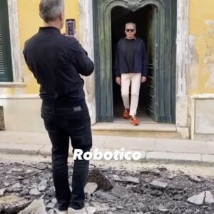 Boris Izaguirre Instagram - Robotico en Menorca! @rubennog dirigiendo! Love, boris