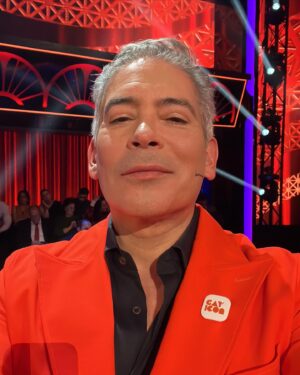 Boris Izaguirre Instagram - Gay Icon! Esta noche en @bailandoest en @telecincoes ahora mismo en directo!  El traje Naranja Butano es @ecoalf una linea extraordinaria, rollo sastre! Y camisa azul marino @prada  es posible que las luces lo retraten rojo y negro! Pero es naranja y azul marino! Gran gala hoy!! Love boris