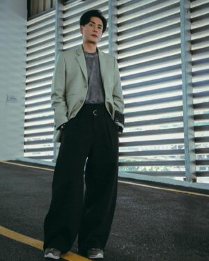 Bosco Wong Instagram - 又影得幾好喎！👍🏻

Blazer @off____white from @yoox
Pants #MaisonSansTitre&Re:  #lanecrawford 
Shoes #margielaxreebox 
Styling #qystyling