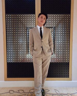 Bosco Wong Instagram - 感謝新加坡濱海灣金沙嘅邀請，一晚試到3位星級名廚嘅菜式，非一般嘅6⭐️晚宴！

@SandroParis #SandroParis #qystyling 
Hair  @kelfung 
Make Up @mikowongms
