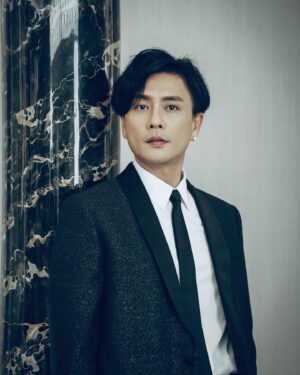 Bosco Wong Instagram - Post下靚相，賀下自己攞獎！🥳

@celine #celine #qystyling