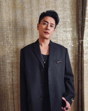 Bosco Wong Instagram - 昨晚的我，#無間一戰慈善首映禮 ！

@versace #VersaceFW23 
#qystyling 
@kelfung 
@cyruslee1018