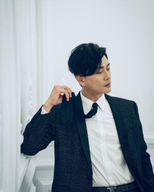 Bosco Wong Instagram - Post下靚相，賀下自己攞獎！🥳

@celine #celine #qystyling