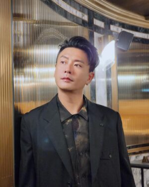 Bosco Wong Instagram - 開始feel 到秋天啦！著返條長褲先😆

@joycehk #yohjiyamamoto #qystyling