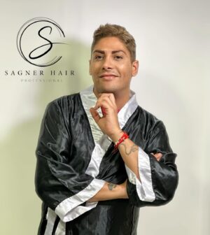 Botota Fox Instagram - Cambio de look para @labototafox ! Preparamos su cabello para que se vaya espectacular al reality!! Un color más natural y sacamos todo lo anaranjado que tenía en el cabello anterior. 
Mucho éxito amigo! Que te vaya excelente ❤️🙏

▪️Stylist @nicosagnerp & @valecastrou valecastrou 
▪️outfits @nsunique_exclusive